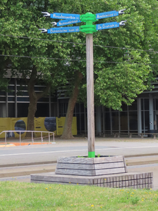 915013 Afbeelding van kunstzinnige richtingwijzers bij de Padualaan op het Utrecht Science Park, ter hoogte van het ...